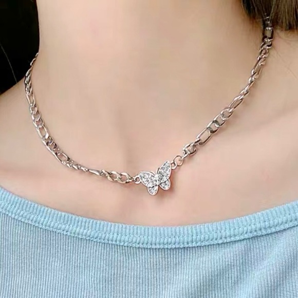 ❤️Seller’s Pick❤️ Stunning Rhinestones Butterfly Choker - Picture 3 of 10